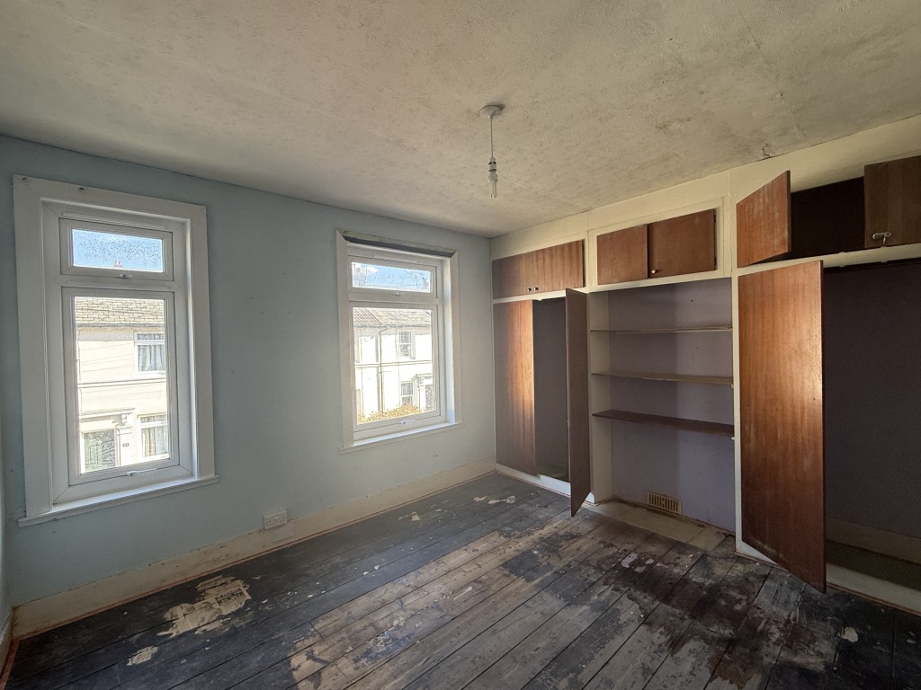 Lot: 108 - HOUSE CLOSE TO TOWN CENTRE IN NEED OF REFURBISHMENT - Bedroom 1 in House in Need of Refurbishment